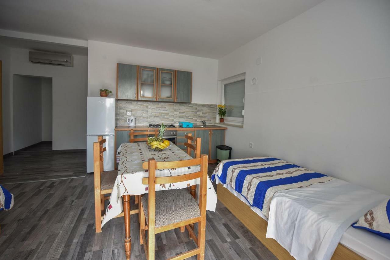 Val Apartmani, Stara Novalja Exterior photo
